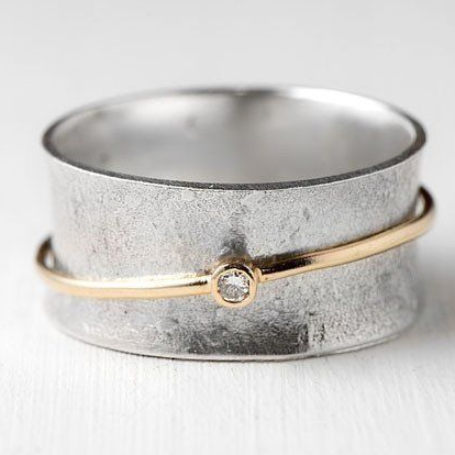 Anillo vintage de plata con circonia, línea dorada