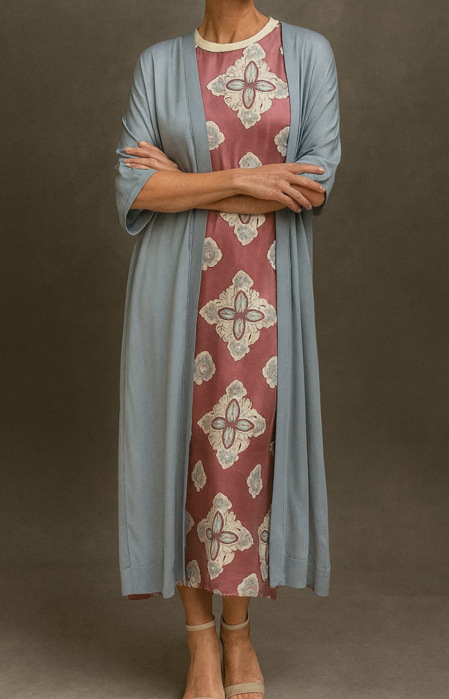 LETICIA | VESTIDO SATINADO CON ESTOLA ELEGANTE