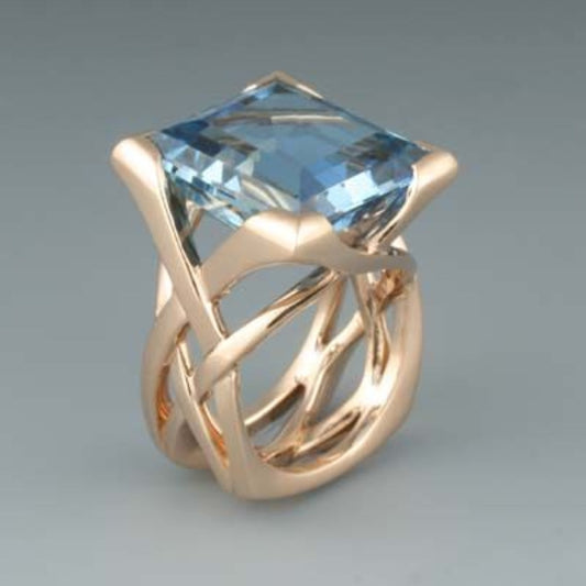 Anillo vintage de oro rosa con circonia azul