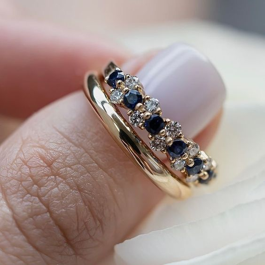 Anillo vintage elegante de oro con circonia azul